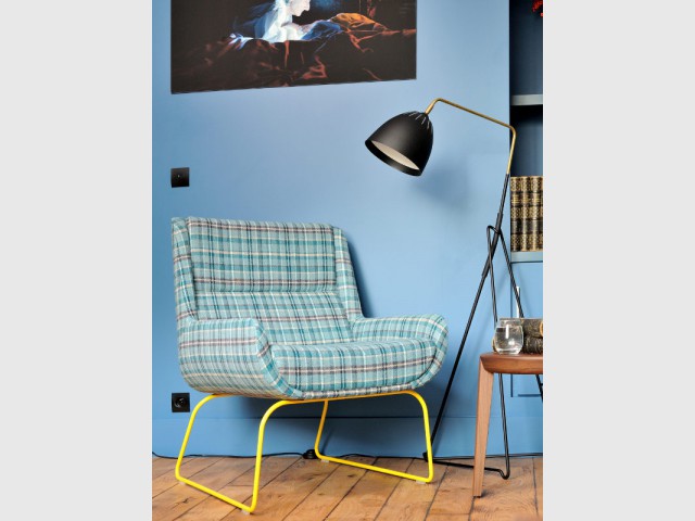 Un fauteuil chic en tissu écossais bleu clair avec son pied jaune fluo - Une déco chic et élégante pour un intérieur