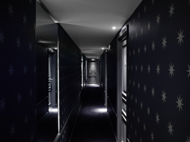 Un couloir noir pour donner du caractère à intérieur - Une déco chic et élégante pour un intérieur