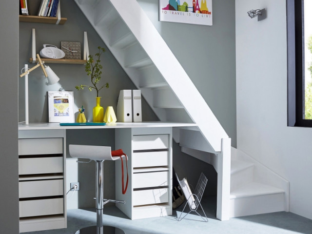 Un bureau sous l'escalier