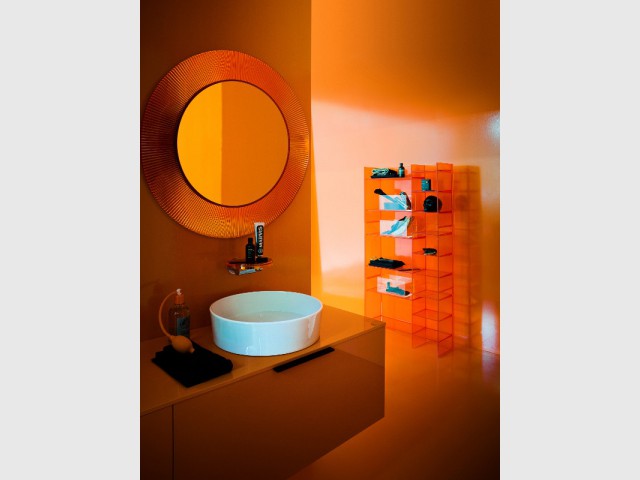 Orange pour une salle de bains monochrome