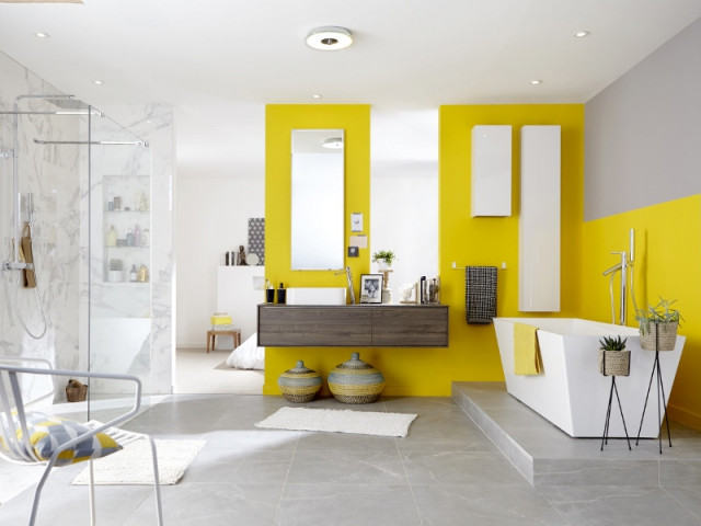 Jaune citron pour une salle de bains graphique