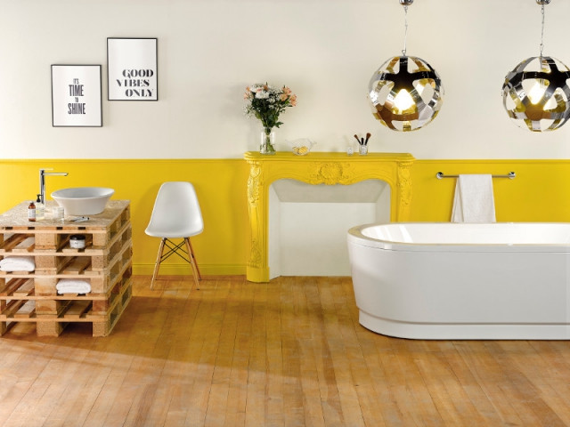 Jaune safran pour une salle de bains brute