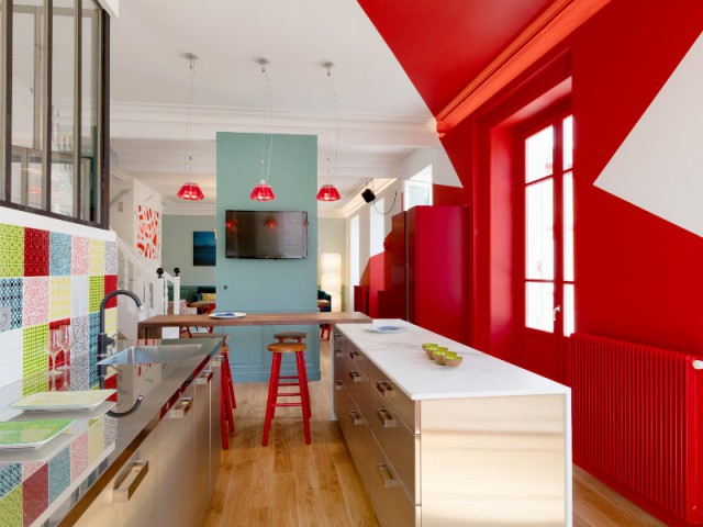Un radiateur rouge, caché sur un mur... rouge - Du rouge au plafond et aux murs de la cuisine