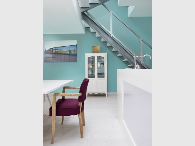 Une cage d'escalier turquoise dans une pièce