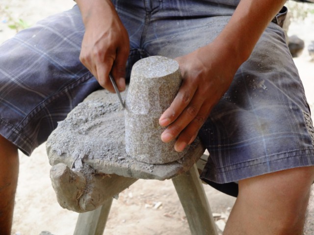 Un tailleur de pierre de savon au Panama