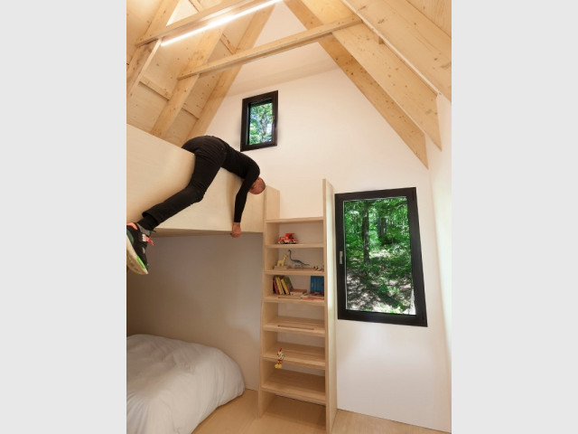 Une chambre tout en bois comme un espace de jeux