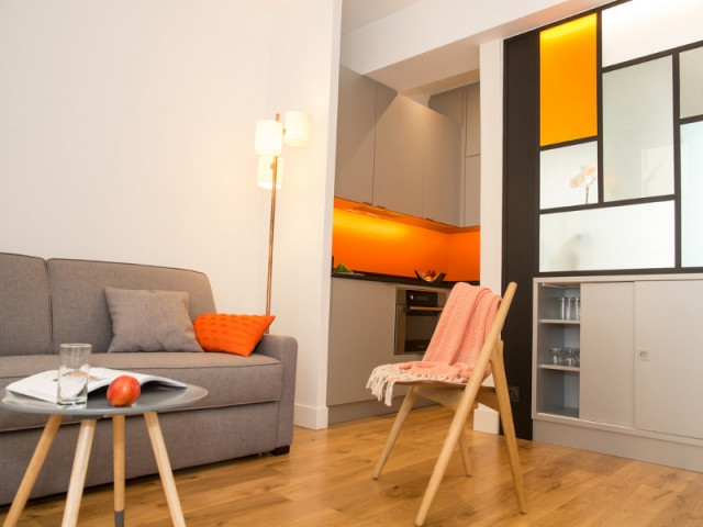 Un salon orangé et une verrière style Mondrian Un salon orangé et une verrière style Mondrian