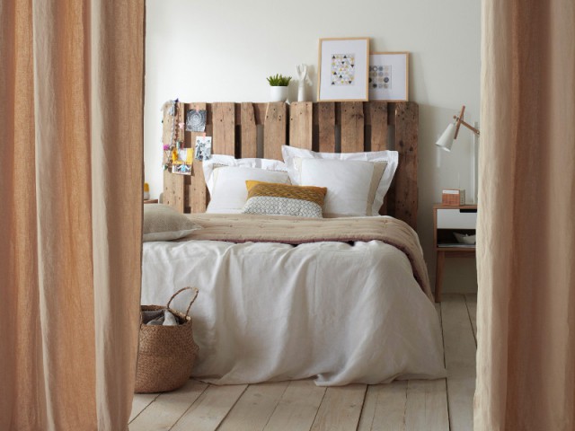 Une tête de lit en palettes de bois façon vintage - Tête de lit en palettes de bois recyclées et rideau Beaumaris