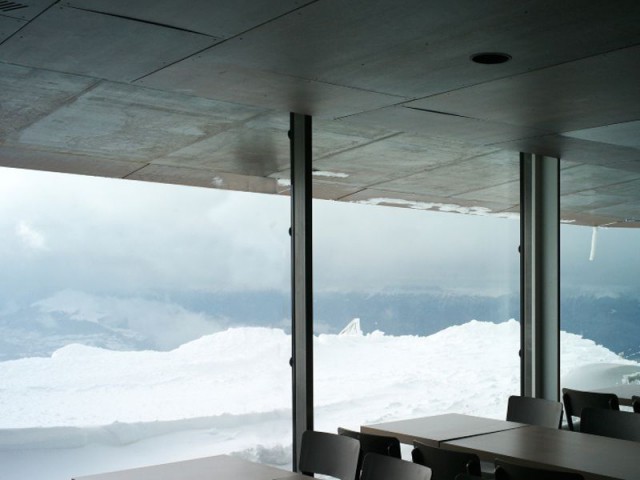 Des grandes baies vitrées pour admirer le paysage - Restaurant de montagne