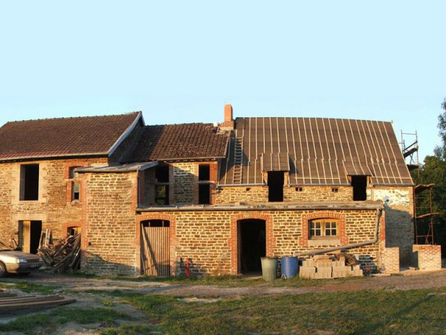 Avant : L'ancienne maison du meunier à la devanture très affaiblie - Un moulin du 17ème siècle entièrement rénové