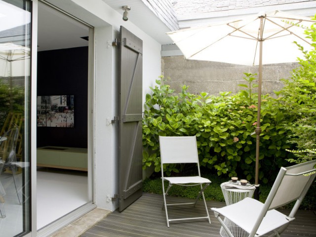 Après : une terrasse naturelle et en harmonie avec l'intérieur de la maisonnette  - Un appartement de bord mer lumineux et chaleureux