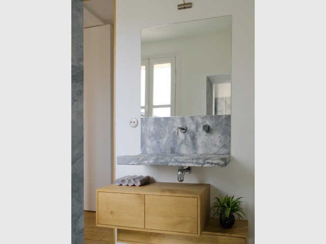 Un meuble-lavabo entre bois et marbre 