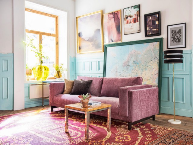Un canapé en velours rose pour un salon artistique