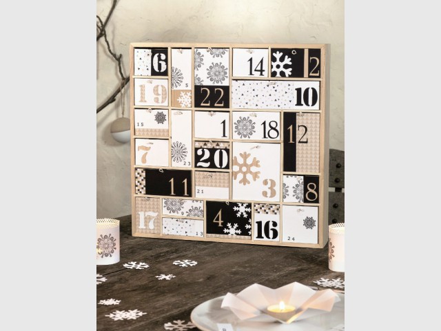 Un calendrier de l'Avent à tiroirs en bois noir et blanc