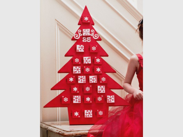 Un calendrier de l'Avent sapin de Noël en bois rouge
