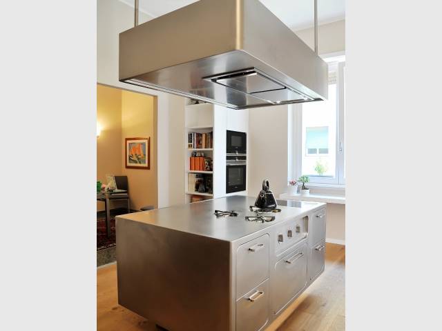 Une cuisine avec îlot central mise sur l'inox pour devenir le coeur d ...
