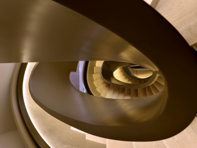 Ribbon House : Une trémie ovale pour un escalier vertigineux