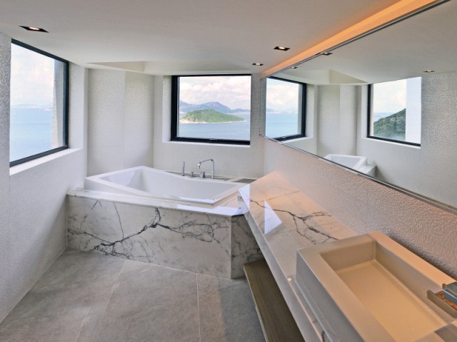 Ribbon House : Une salle de bains avec une vue panoramique sur la mer