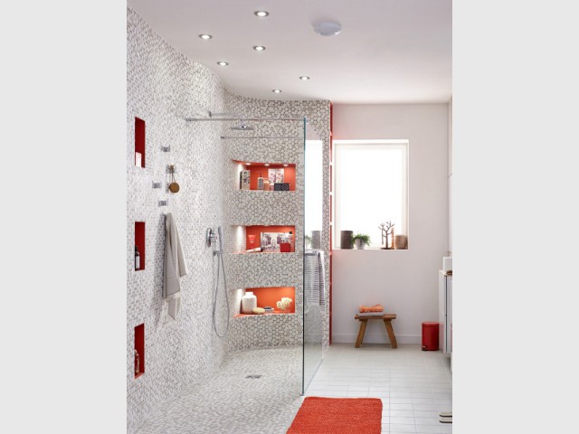 Mosaïque et niches rouges autour d'une douche