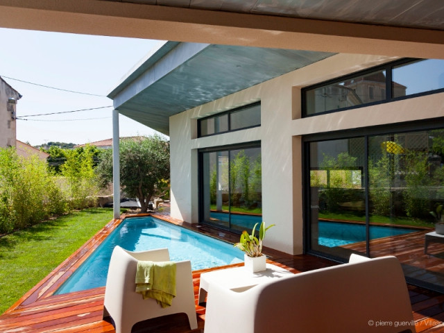 Une villa s'immisce dans un village provençal