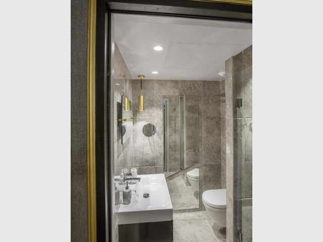Une salle de bains recouverte de marbre