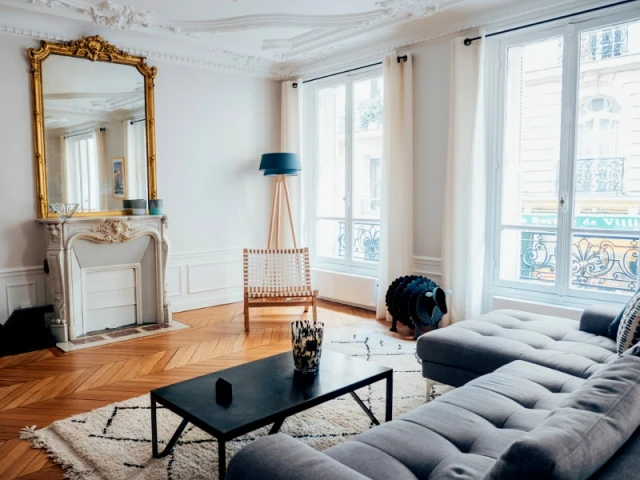 Une salon lumineux et chaleureux