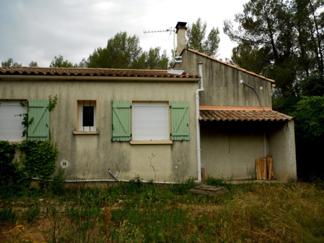 Avant : une façade est fermée - Un petit mazet provençal transformé