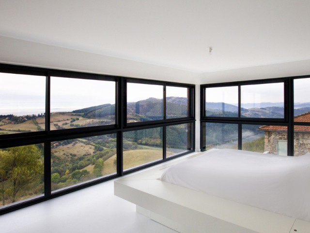 Un lit en lévitation pour mieux profiter de la vue  - Là-haut sur la colline...