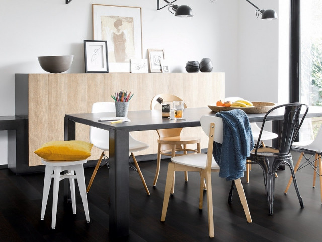 Un parquet noir pour une salle à manger industrielle