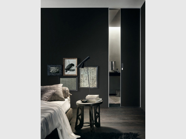 Un parquet noir pour une chambre monochrome