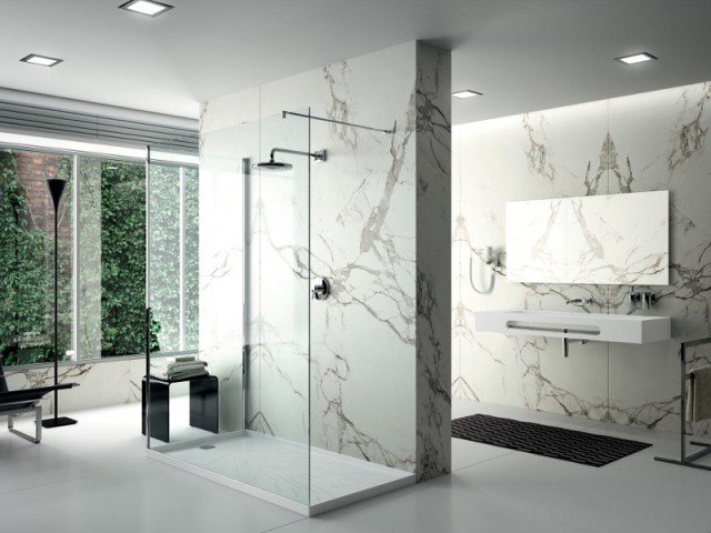 Une salle de bains qui matérialise les zones d'eau grâce au marbre - Le marbre fait son come-back dans les salles de ba