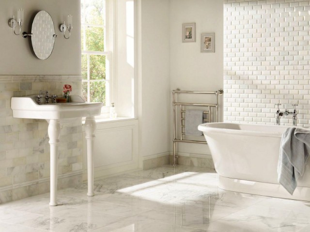 Une salle de bains qui mixe le carrelage imitation marbre - Le marbre fait son come-back dans les salles de ba