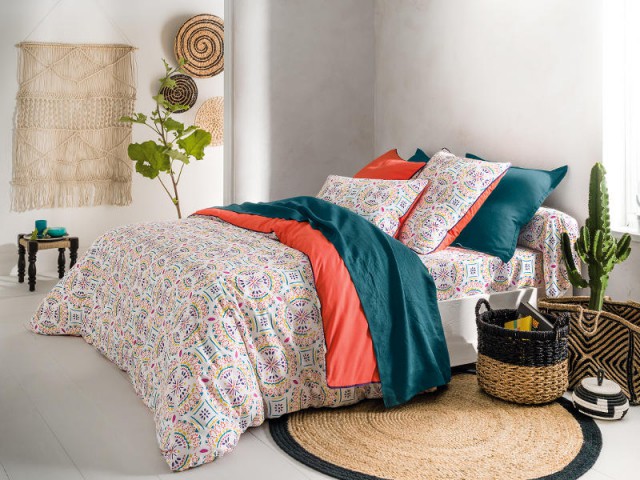 Une chambre ethnique chic grâce à une parure de lit recouverte de mandalas - Douceur et poésie pour mon linge de lit