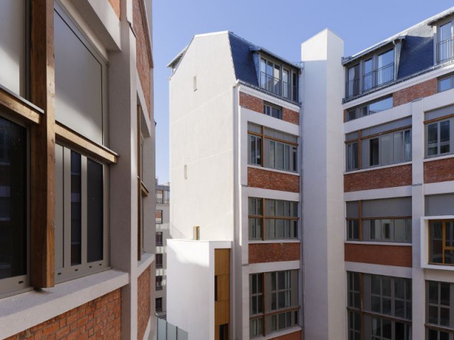 Un plan en trapèze autour d'une cour couverte - Reconversion d'un immeuble industriel en 85 logements sociaux dans le 18ème arrondissement de Paris