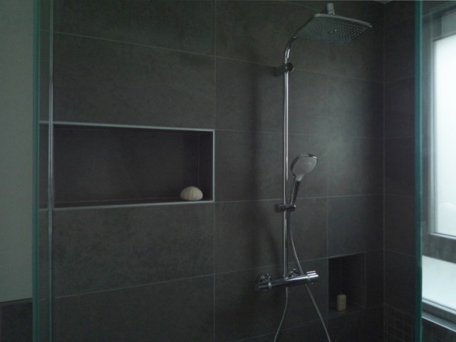 Deux niches dans la douche, rangements astucieux