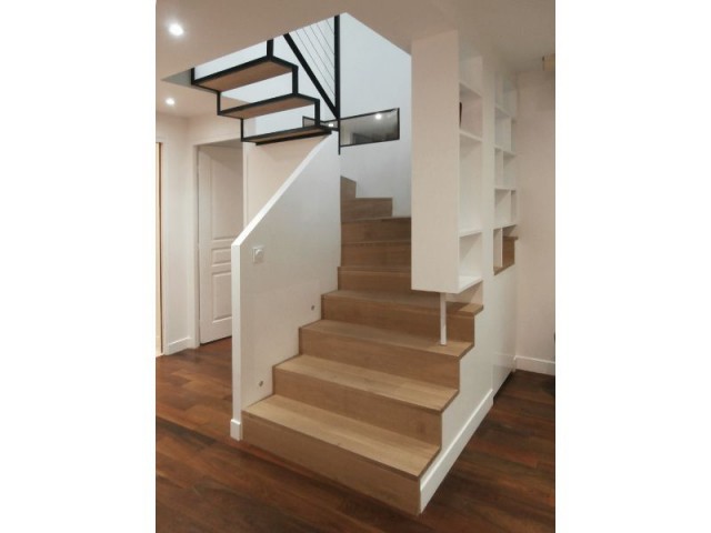Un escalier fonctionnel et sur-mesure - Surélévation maison individuelle