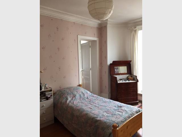 Une ancienne chambre à la déco vieilllie 