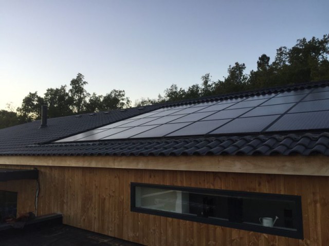 36 panneaux aérovoltaïques - Maison individuelle écologique et connectée