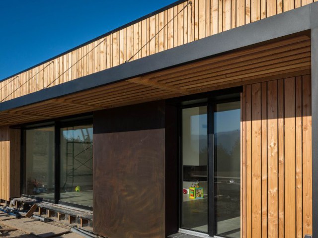 Un panneau en Corten apporte une touche esthétique - Rénovation maison individuelle avec structure bois