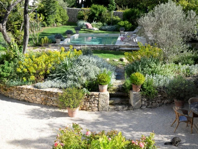 Une piscine minérale discrète dans le jardin