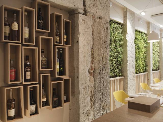 Une cave à vins au mur - Restaurant Le Prairial, à Lyon