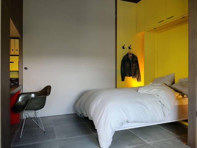 Une chambre jaune cachée dans le mur