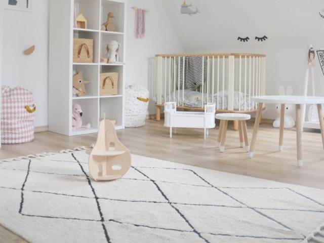 Un tapis quadrillé pour une chambre d'enfant 