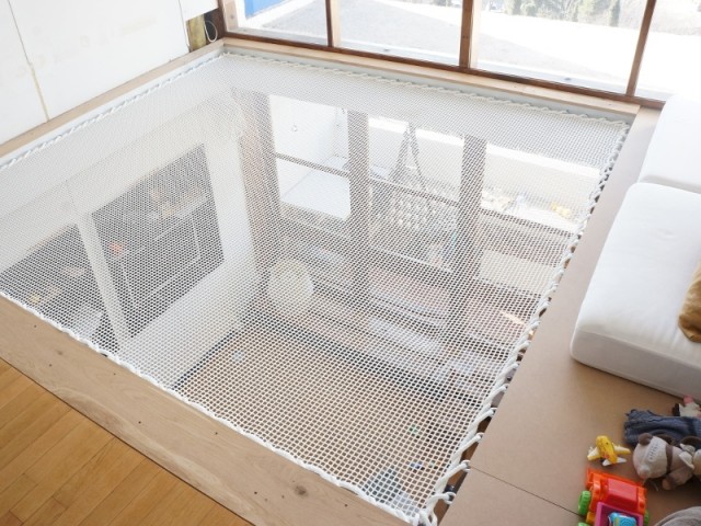 Un étage ouvert sur le salon, sécurisé par un filet 3/3 - Filet d'habitation : 10 intégrations réussies