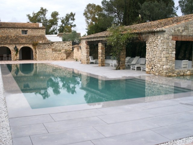 Une piscine miroir où plonge un mas provençal 