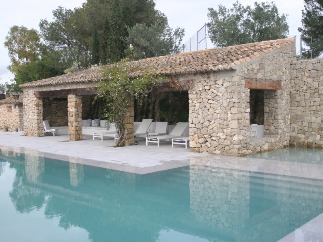 La piscine est au centre du mas provençal