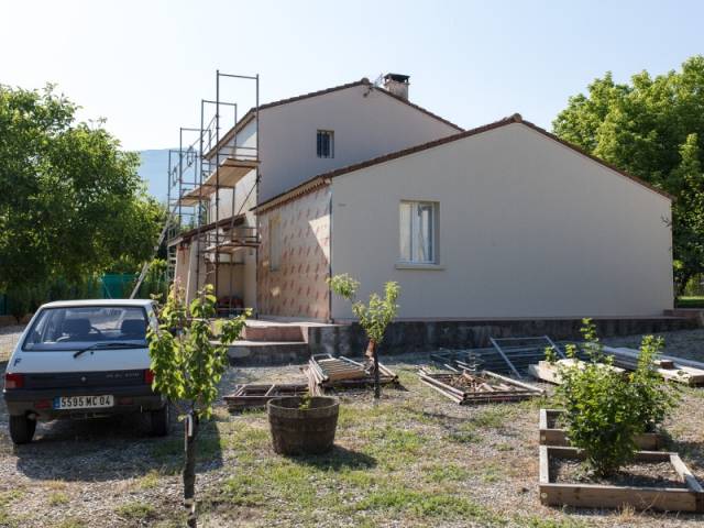 Les panneaux se posent simplement sur le mur 