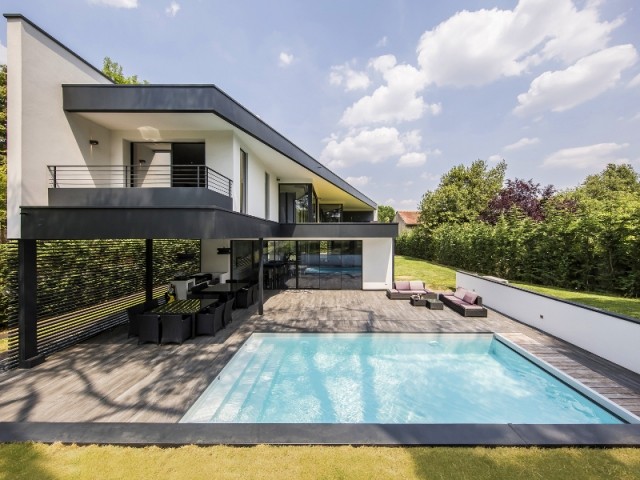 Une petite piscine pour une maison d'architecte - Piscine, exemple d'intégration exemplaire