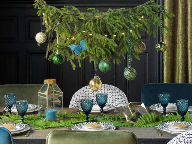 Une table de fêtes : Noël argenté et doré