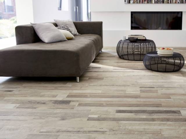 Un parquet blanchi mais contrasté  - Easylife Concrete/Saint Maclou